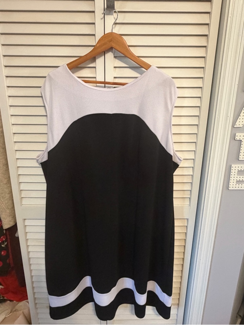 Black and one sleeveless AVENUE 26/28 size SUMMER DRESS